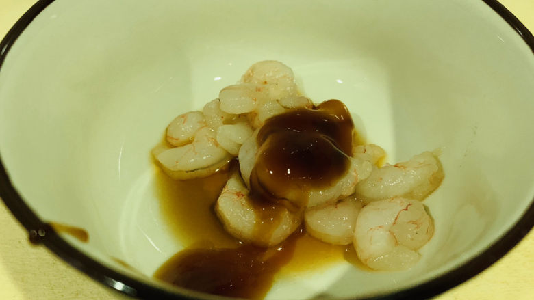油菜炒虾仁,加少许<a style='color:red;display:inline-block;' href='/shicai/ 721'>蚝油</a>;