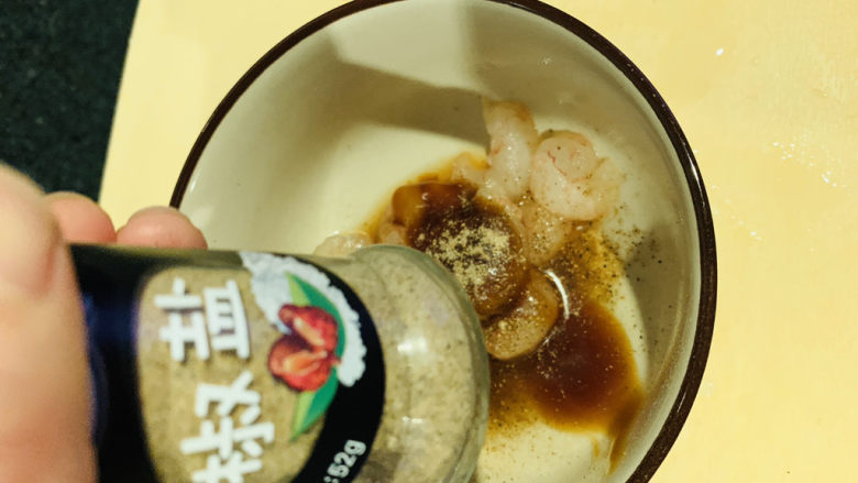 油菜炒虾仁,加点<a style='color:red;display:inline-block;' href='/shicai/ 704'>椒盐</a>;