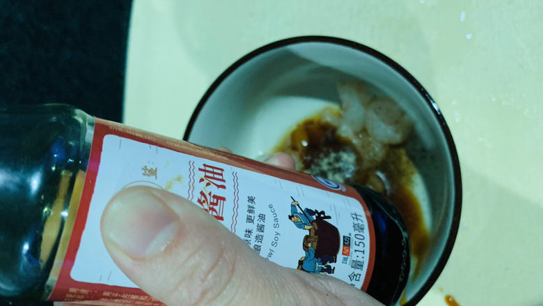 油菜炒虾仁,加些<a style='color:red;display:inline-block;' href='/shicai/ 692'>酱油</a>;