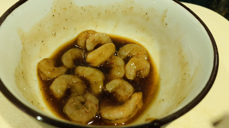 油菜炒虾仁,搅拌均匀,腌制十分钟;
