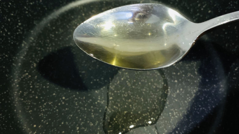 油菜炒虾仁,锅里加少许油;