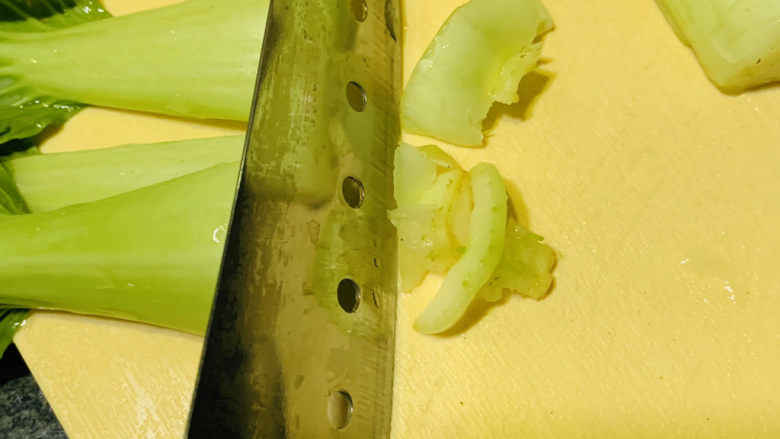 油菜炒虾仁,把菜梗底部切除;