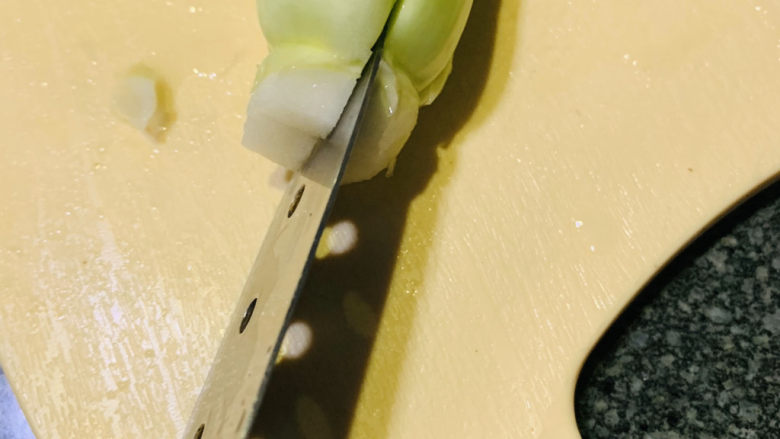 油菜炒虾仁,油菜心切十字,比较好入味;