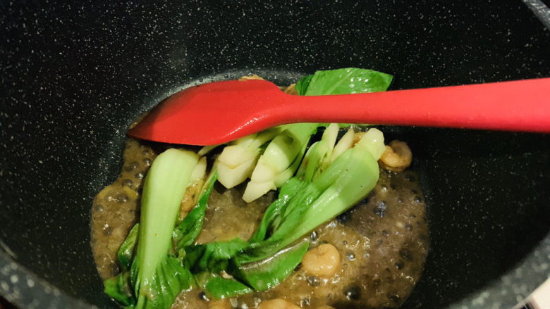 油菜炒虾仁,将料汁炒均匀;