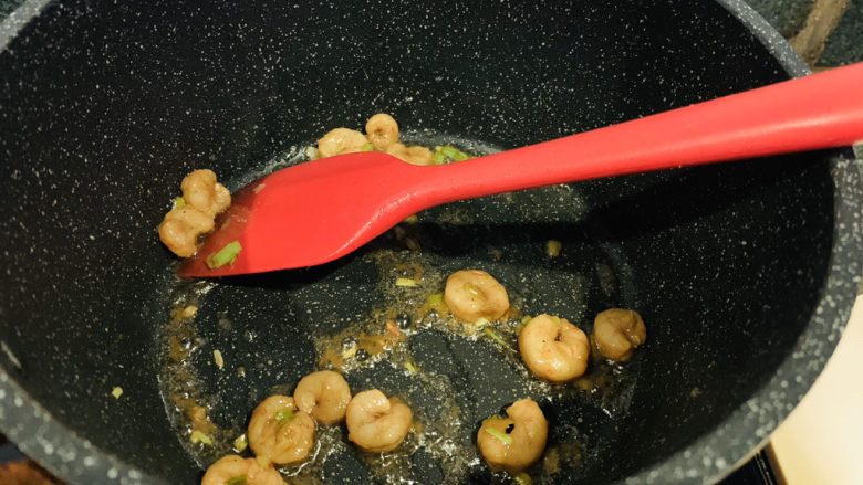油菜炒虾仁,炒变色;