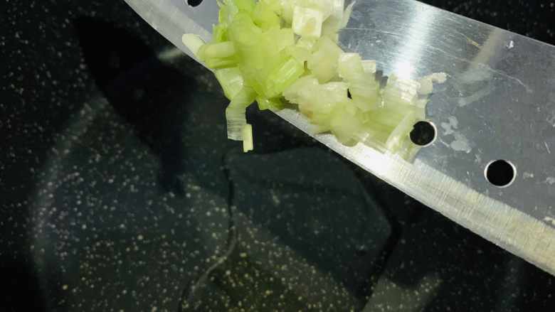 油菜炒虾仁,加入葱白粒,炒香;
