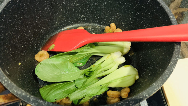 油菜炒虾仁,加入油菜,继续快炒;