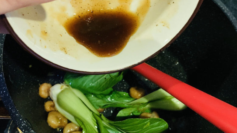 油菜炒虾仁,最后倒入腌制虾的料汁;