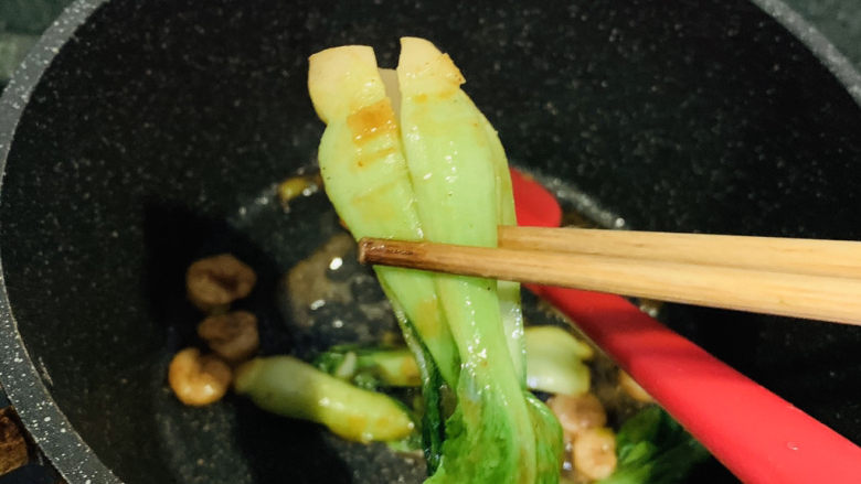 油菜炒虾仁,可以出锅了,把油菜夹起来先放碗底,虾仁倒油菜面上,摆盘即可;