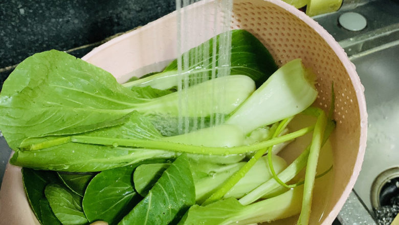 油菜炒虾仁,用水冲洗干净,特别是菜心根部处;