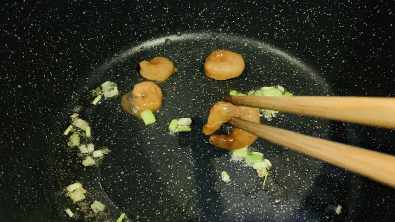 油菜炒虾仁,将腌好的虾仁放入锅里;