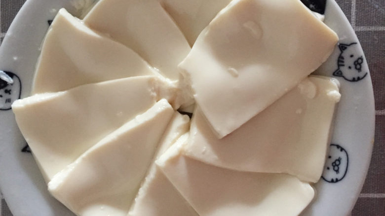 皮蛋豆腐,豆腐切片摆盘