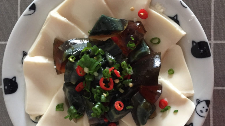 皮蛋豆腐,将辣椒、<a style='color:red;display:inline-block;' href='/shicai/ 3250'>葱</a>切碎撒在豆腐上