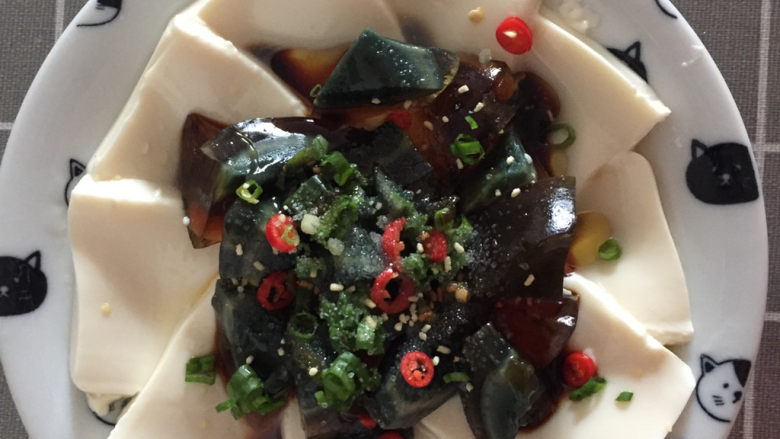 皮蛋豆腐,放盐、<a style='color:red;display:inline-block;' href='/shicai/ 756'>鸡精</a>、<a style='color:red;display:inline-block;' href='/shicai/ 788'>生抽</a>