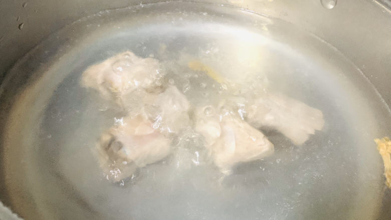 小米蒸排骨,把排骨放入沸水中焯水,因为我这是冰冻的排骨,所以要焯水去腥,如果新鲜排骨泡水去血水即可;