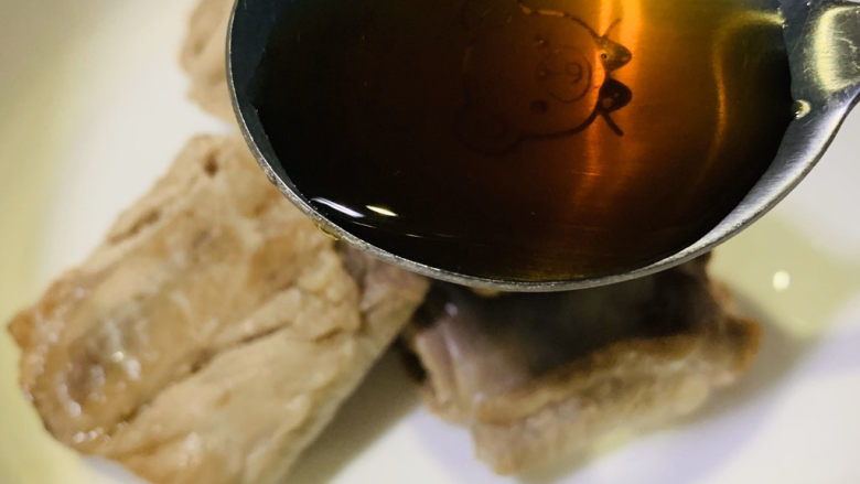 小米蒸排骨,焯水好的排骨,沥干水,加料酒;