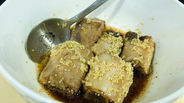 小米蒸排骨,搅拌均匀;