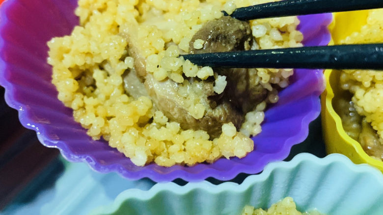 小米蒸排骨,蒸15分钟时搅拌下,蒸半小时就可以出锅了;
