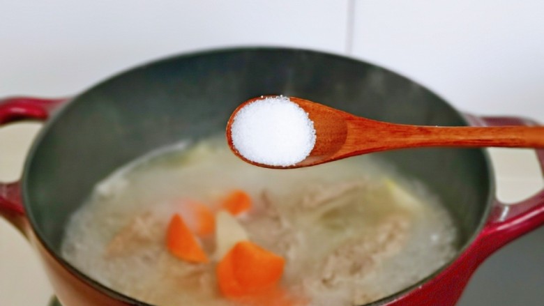 冬笋排骨汤,按个人口味加入盐,煮1分钟关火出锅。