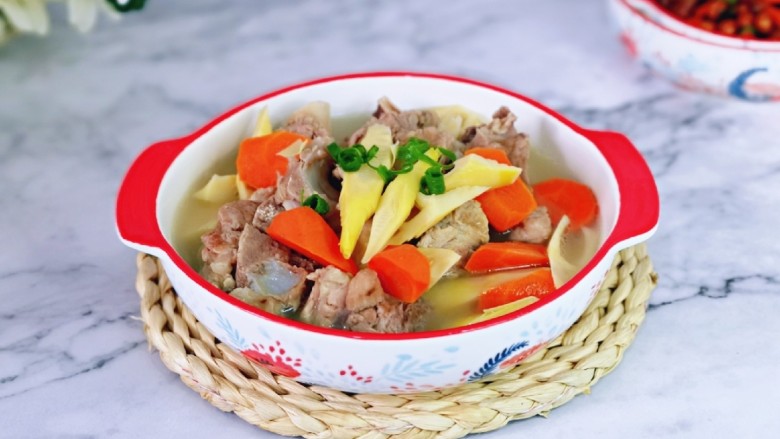 冬笋排骨汤,盛出装入汤碗中,撒上葱花。