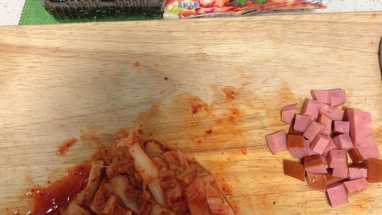 辣白菜芝士炒饭,这是家里有的,所以我今天的原材料就这些了。因为我不喜欢吃肉,所以用少许<a style='color:red;display:inline-block;' href='/shicai/ 438'>火腿</a>丁代替了五花肉