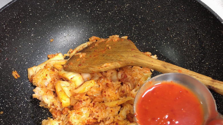 辣白菜芝士炒饭,米饭炒的差不多了时,加一勺辣白菜的汤,更入味,都是花辣白菜的钱买的,别浪费,是不是