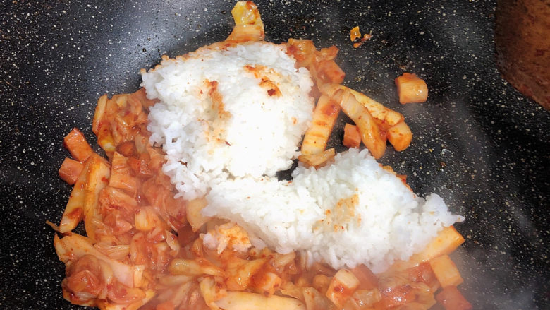 辣白菜芝士炒饭,翻炒出香味后,放米饭