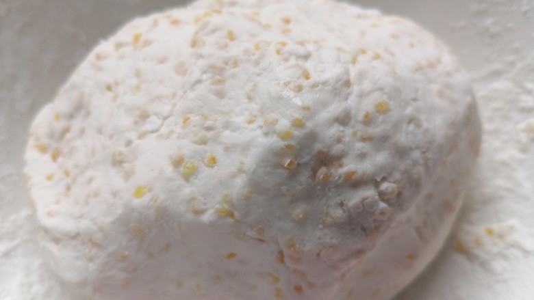 玉米渣煎饼,直至可以揉成一个光滑的糯米团