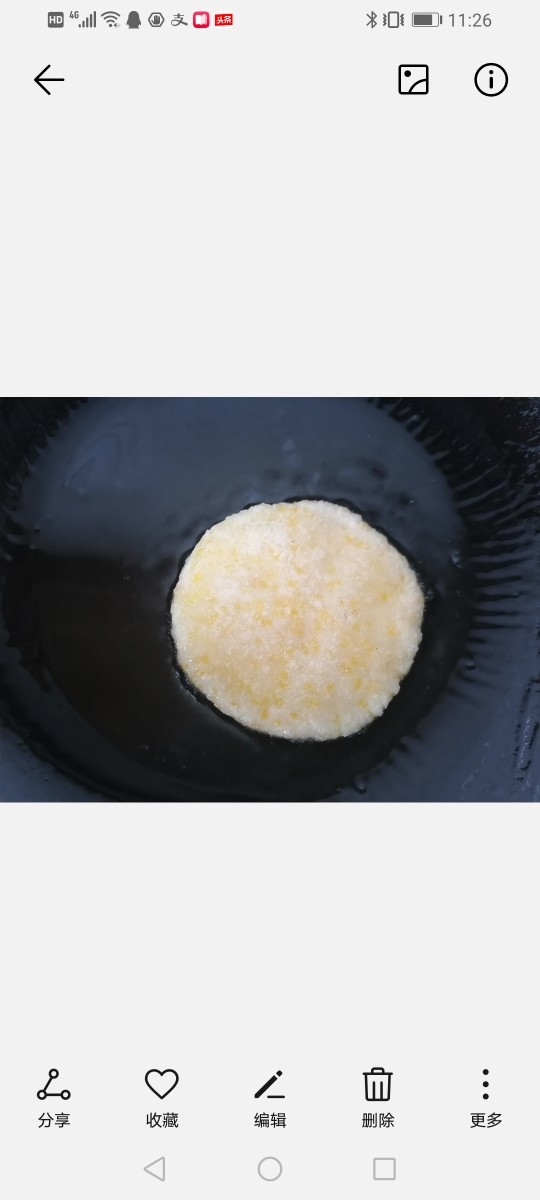 玉米渣煎饼,一面煎熟翻一面继续煎,两面煎至金黄即可