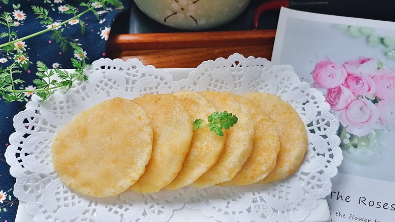 玉米渣煎饼,拍上成品图,一道香甜软糯的玉米渣煎饼就完成了。