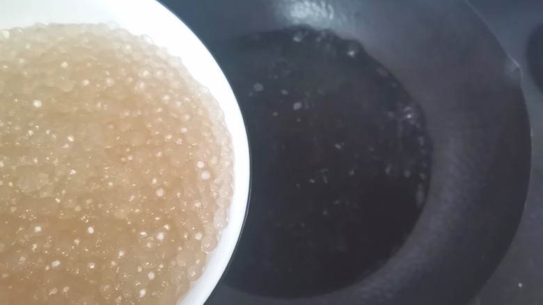 芋头西米露,锅里再放清水烧开,倒入西米煮开,焖10分钟