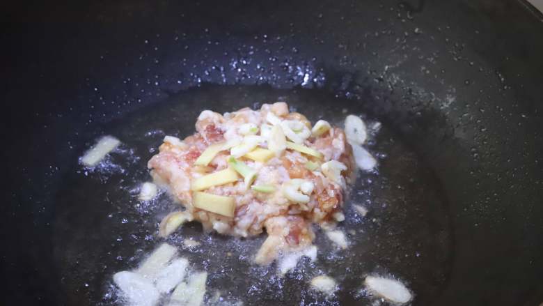 肉末烧土豆,油锅烧热,下入腌制好的肉末,姜丝,蒜末炒香,肉放进锅里以后要用锅铲划开。