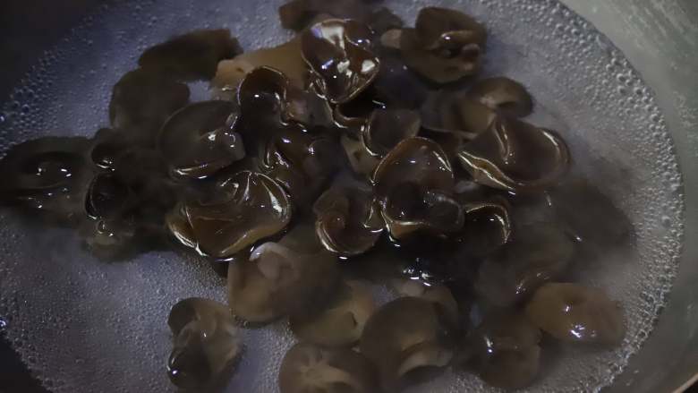香菜木耳,锅中加入两碗清水烧开,然后倒入泡发好的木耳,大火煮熟,然后捞出晾凉。