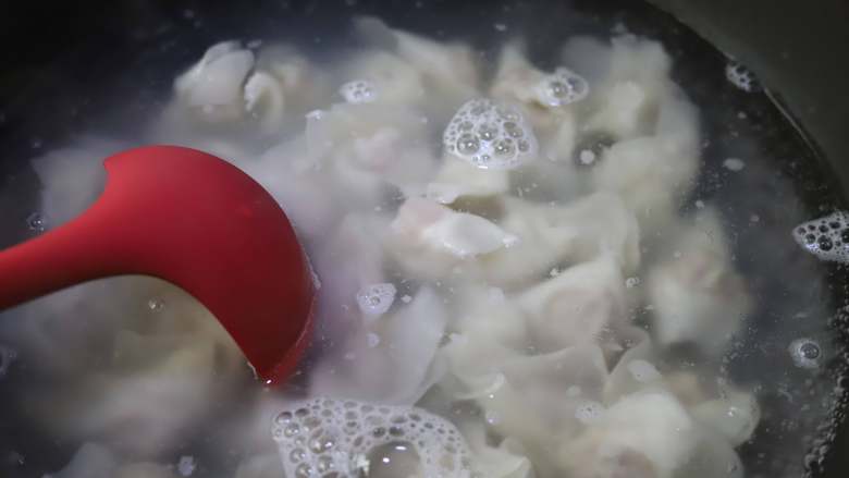 鲜肉小馄饨,煮馄饨也简单,先在锅中加入水烧开,等水开了再下入馄饨,下入以后还要用锅铲推动一下,防止粘锅。