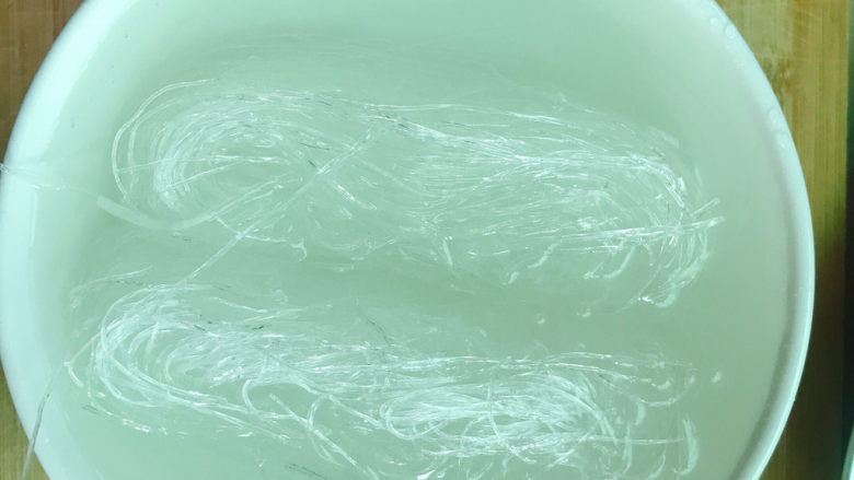 大白菜炖粉条,粉丝放入碗中,加入清水浸泡一会儿