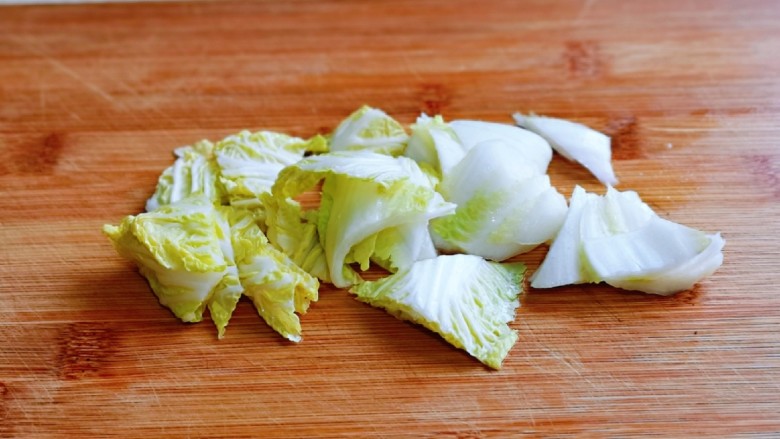 辣白菜炒土豆片,白菜洗干净,再切片,我用了<a style='color:red;display:inline-block;' href='/shicai/ 80324'>白菜心</a>,量可以根据胃口增加。