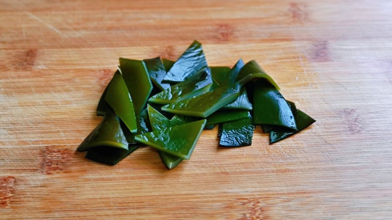 辣白菜炒土豆片,<a style='color:red;display:inline-block;' href='/shicai/ 277'>海带</a>提前泡发,再切小块。