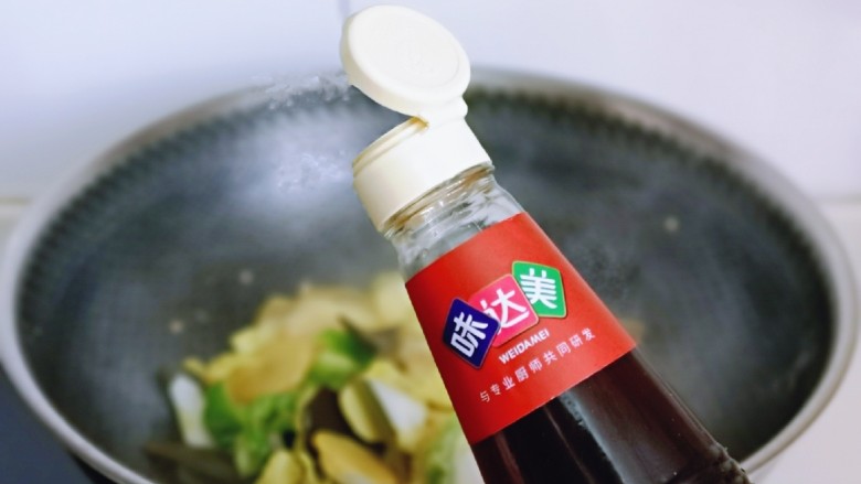 辣白菜炒土豆片,最后滴入<a style='color:red;display:inline-block;' href='/shicai/ 793'>米醋</a>,量可以根据个人喜好来。