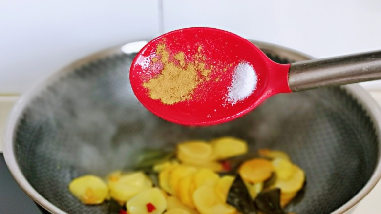 辣白菜炒土豆片,按个人口味加入盐,<a style='color:red;display:inline-block;' href='/shicai/ 829'>十三香</a>翻炒均匀。