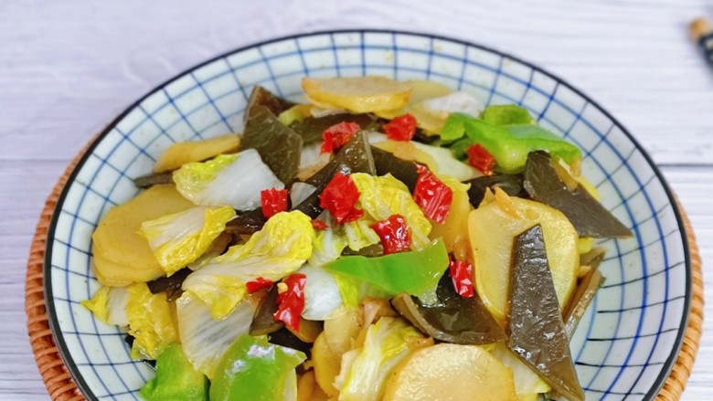 辣白菜炒土豆片,一盘菜,食材丰富,营养均衡。