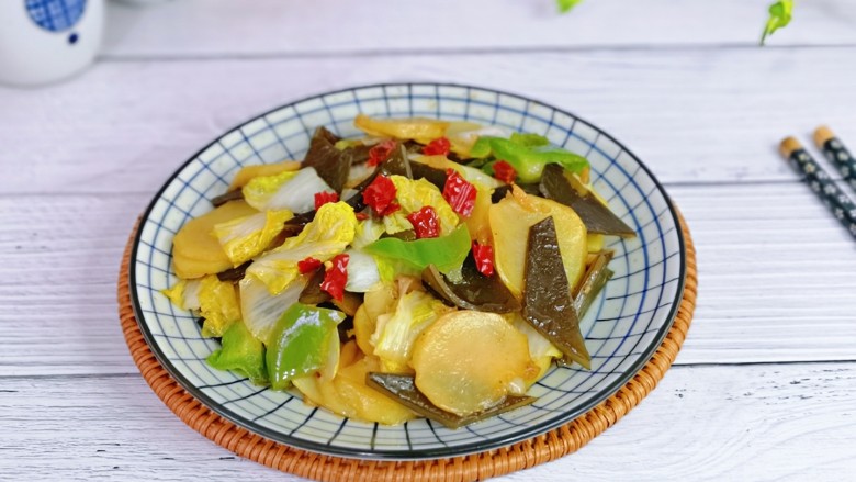 辣白菜炒土豆片,盛出装盘,简单快手小炒,开胃家常菜,巨好吃。