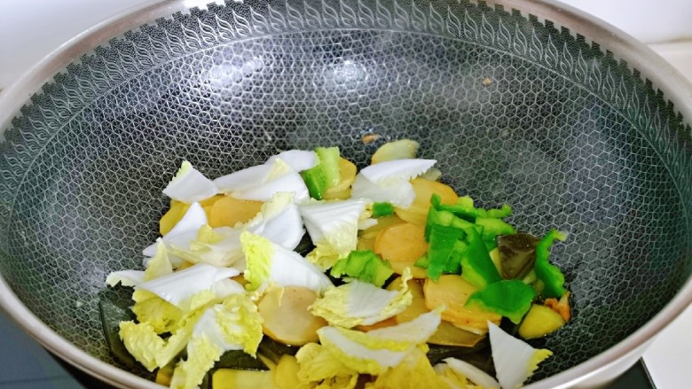 辣白菜炒土豆片,最再加入,白菜与青椒。