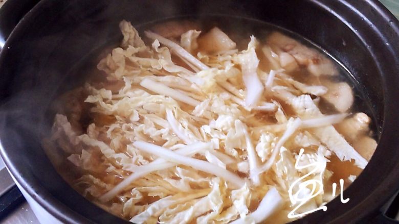 大白菜炖粉条,大约煮10分钟,放入白菜丝煮5分钟