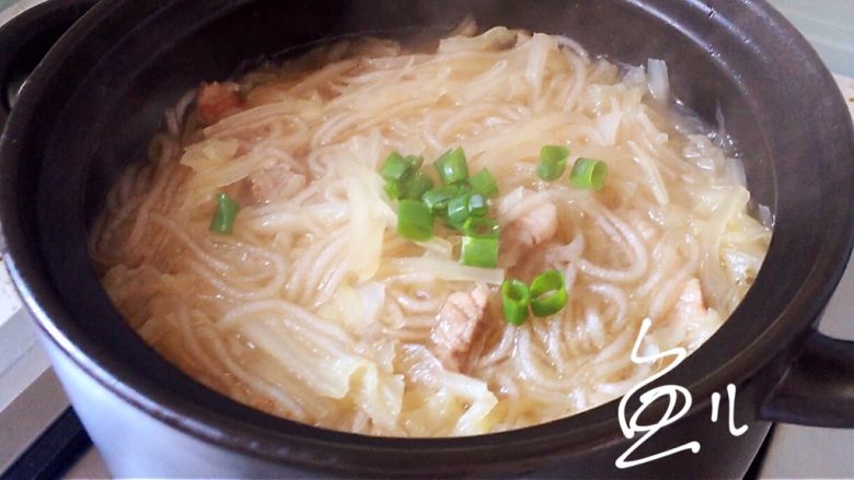 大白菜炖粉条,继续煮5分钟,放葱碎