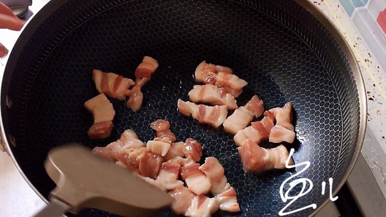大白菜炖粉条,油锅烧热,放入五花肉翻炒片刻
