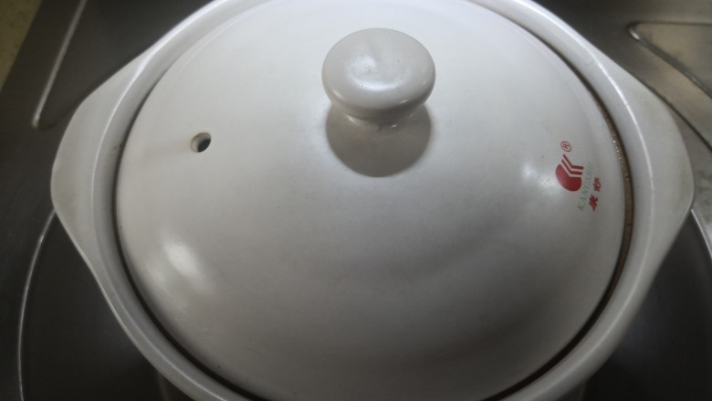 红烧五花肉,盖锅盖,大火烧20分钟,中间去白沫,可适量加开水,用小火烧40分钟。