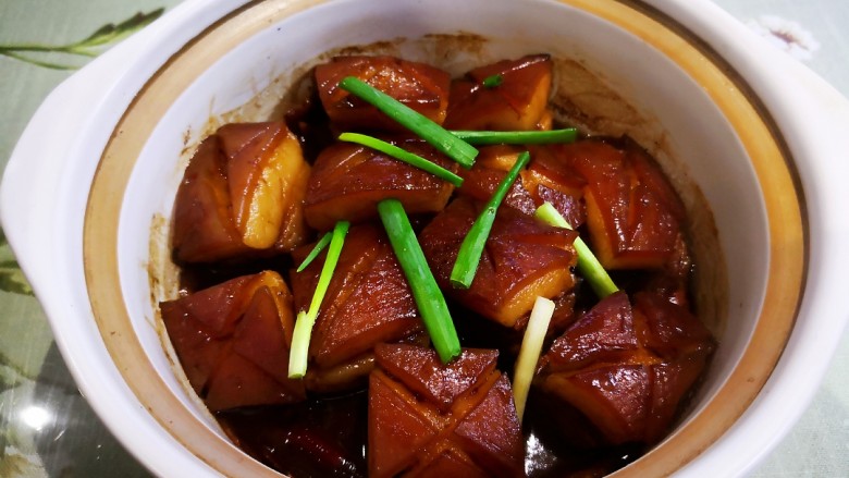红烧五花肉,撒上葱段,既可。
