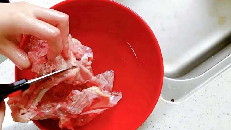 超级鲜美的鸡汤豆腐串,食材一点不浪费,烧烤和鸡汤都全了,<a style='color:red;display:inline-block;' href='/shicai/ 1055'>鸡骨架</a>一只,去除多余脂肪,剪成两半。锅子足够大的可以整只煮。