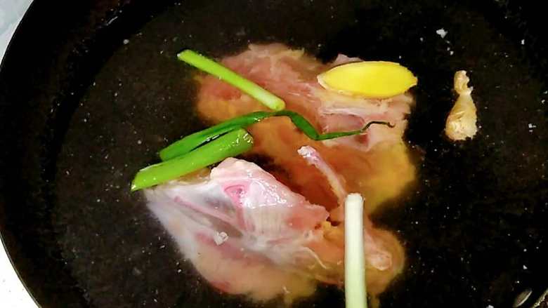 超级鲜美的鸡汤豆腐串,食材一点不浪费,烧烤和鸡汤都全了,鸡骨架冷水下锅,加入姜片,葱段,<a style='color:red;display:inline-block;' href='/shicai/ 718'>料酒</a>,千万不要盖锅盖,利于散去腥味。