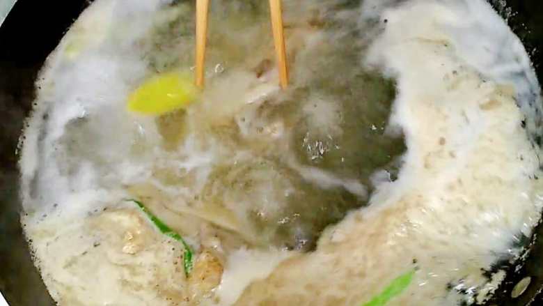 超级鲜美的鸡汤豆腐串,食材一点不浪费,烧烤和鸡汤都全了,大火煮开后捞出鸡骨架,用流水冲洗干净。